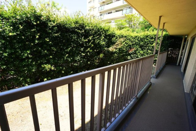 日商岩井芦屋翠ヶ丘マンションのバルコニー|広いバルコニーと庭付き住戸