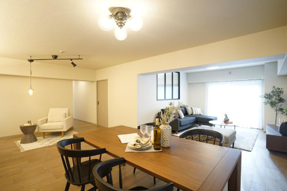 日商岩井芦屋翠ヶ丘マンションの居間・リビング