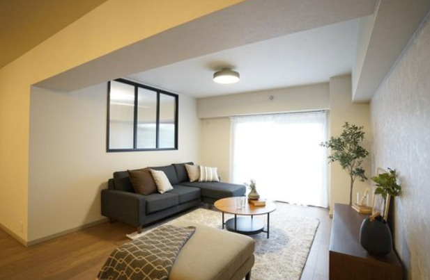 日商岩井芦屋翠ヶ丘マンションの居間・リビング|目の前がお庭だけなので、プライベート感も抜群です。