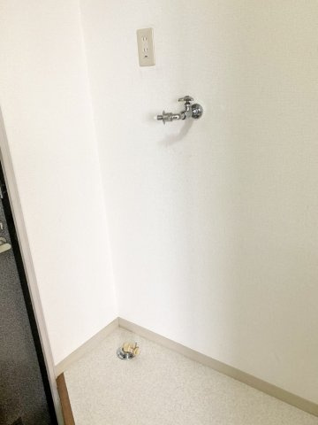 【設備】 | サニーガーデン | 室内洗濯機置き場
別室の同設備写真を使用しております。現況優先となります。
