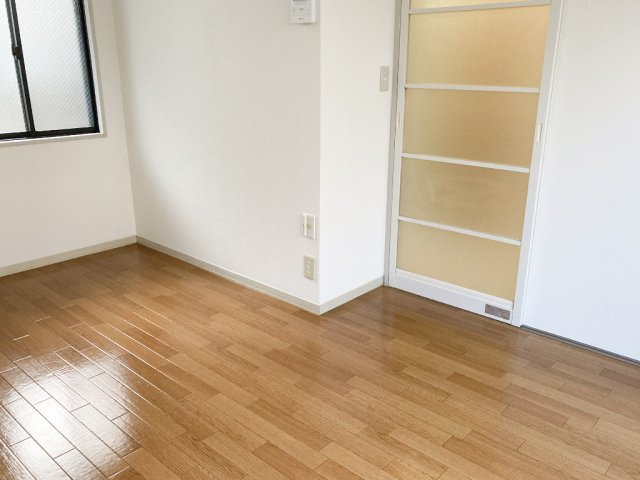 【内装】 | サニーガーデン | 2面採光
別室の同設備写真を使用しております。現況優先となります。
