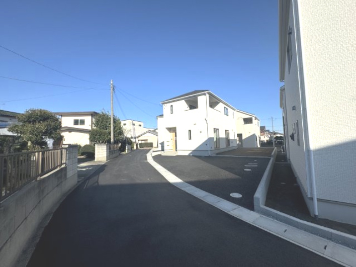 新築　高崎市箕郷町下芝第7　クレイドルガーデン　5号棟の前面道路含む現地写真|西側接道幅員約4ｍ　