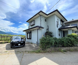 【外観】 | 甲州市勝沼町勝沼 平成8年築中古戸建 南側角地・車並列2台