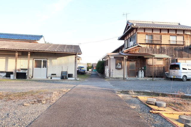 野洲市菖蒲　売土地の前面道路含む現地写真