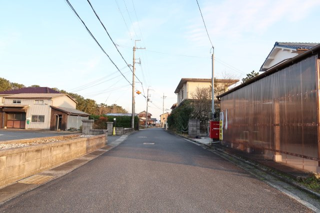 野洲市菖蒲　売土地の前面道路含む現地写真