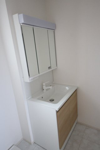 《仲介手数料無料》緑区大字三室7207-2新築一戸建ての独立洗面台|撮影日 2024年8月26日 12:20 晴れ