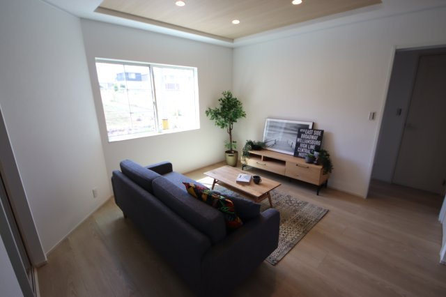 《仲介手数料無料》緑区大字三室7207-2新築一戸建ての居間・リビング|撮影日 2024年8月26日 12:20 晴れ