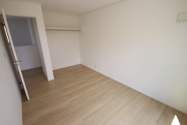 《仲介手数料無料》緑区大字三室7207-2新築一戸建ての洋室|撮影日 2024年8月26日 12:20 晴れ