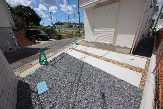 《仲介手数料無料》緑区大字三室7207-2新築一戸建ての駐車場|撮影日 2024年8月26日 12:20 晴れ