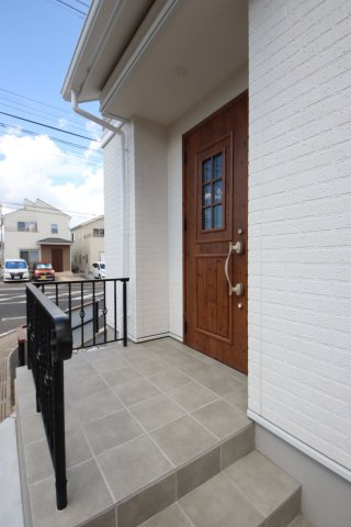 《仲介手数料無料》緑区大字三室7207-2新築一戸建ての玄関|撮影日 2024年8月26日 12:20 晴れ