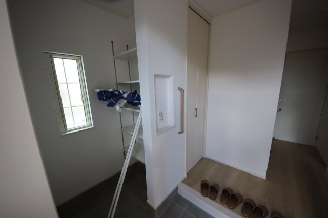 《仲介手数料無料》緑区大字三室7207-2新築一戸建ての玄関|撮影日 2024年8月26日 12:20 晴れ