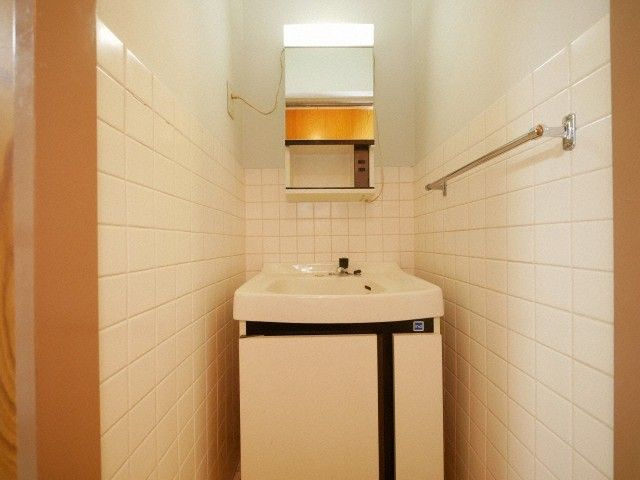 【洗面所】 | 高橋ビル | 別号室の写真になります。現況優先。