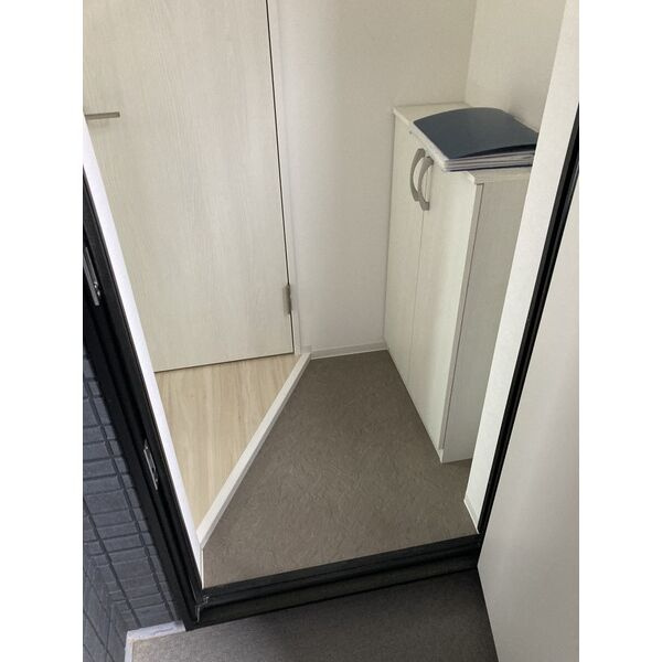 プリシェール名塚の玄関