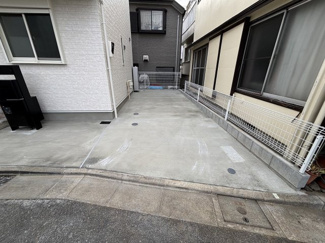 【外観】 | 大型車両の駐車も可能です。車好きの方必見の限定1棟新築一戸建ての完成です♪
