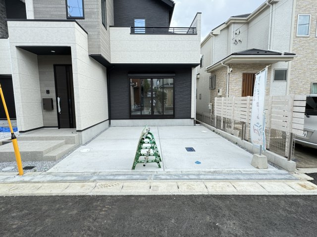 松戸市新作新築戸建（新作５期）の外観|2号棟駐車スペース・並列２台駐車可