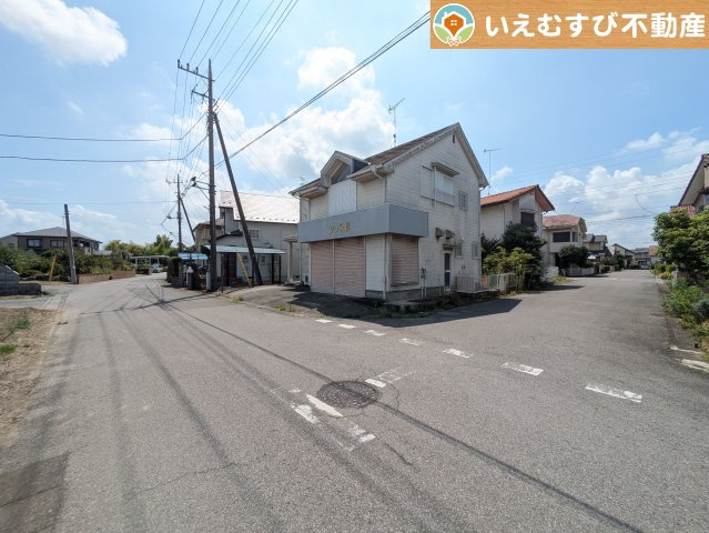 熊谷市上須戸店舗付住宅の前面道路含む現地写真
