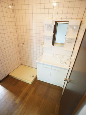 【独立洗面台】 | ELDorado(エルドラド) | 洗髪洗面化粧台と洗濯機置き場があります♪