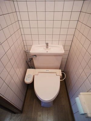 【トイレ】 | ELDorado(エルドラド) | 温水洗浄暖房便座機能付きです♪