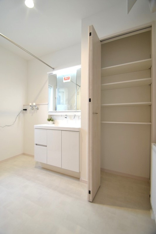 新琴似10条4丁目　2号棟の独立洗面台