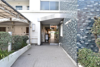 【エントランス】 | お客様を、そして住人を出迎えてくれるマンションのエントランス。ゴミが落ちていないことからも、管理状態の良さや住民の節度の高さが見て取れます。～即日のご見学可能～　お問合せはお気軽にどうぞ。
