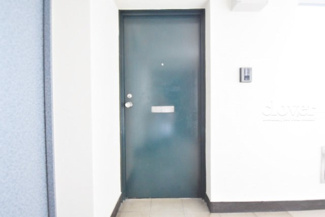 【その他共用部分】 | 皆様をお迎えする、お部屋の玄関ドア。開けやすさや開放角度、ドアノブの操作しやすさや鍵の形状などを、現地で一度ご確認ください。～即日のご見学可能～　お問合せはお気軽にどうぞ。
