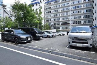 【駐車場】 | マンションの駐車場スペース。空きの有無や駐車料金、サイズ規定などについては、改めてお問い合わせください。～即日のご見学可能～　お問合せはお気軽にどうぞ。
