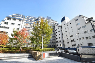 【外観】 | 青空によく映える建物です。手入れの行き届いた外壁やマンション正面エントランスなど、綺麗な姿をぜひ一度、現地にてご覧ください。～即日のご見学可能～　お問合せはお気軽にどうぞ。

