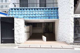 【エントランス】 | お客様を、そして住人を出迎えてくれるマンションのエントランス。ゴミが落ちていないことからも、管理状態の良さや住民の節度の高さが見て取れます。～即日のご見学可能～　お問合せはお気軽にどうぞ。
