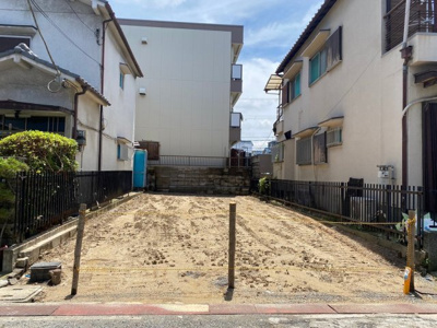 【前面道路含む現地写真】 | 東助松町1丁目　土地 | 東助松町1丁目土地／間口約5.65mの長方形です