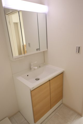 《仲介手数料無料》緑区大字三室7207-2新築一戸建ての独立洗面台|撮影日 2024年8月26日 12:20 晴れ