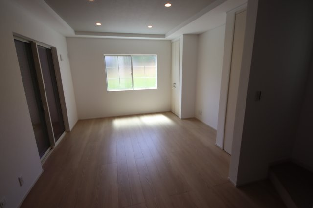 《仲介手数料無料》緑区大字三室7207-2新築一戸建ての居間・リビング|撮影日 2024年8月26日 12:20 晴れ