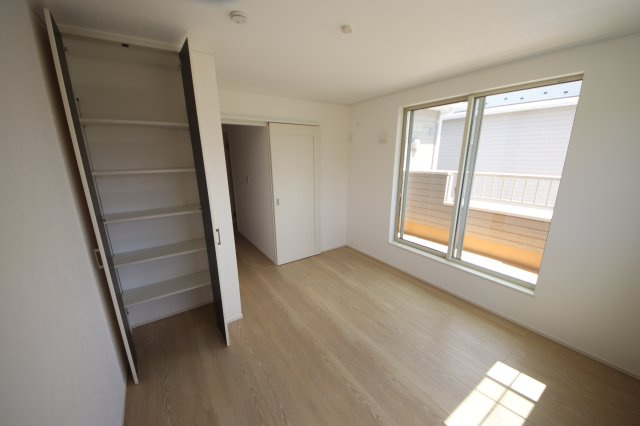 《仲介手数料無料》緑区大字三室7207-2新築一戸建ての洋室|撮影日 2024年8月26日 12:20 晴れ