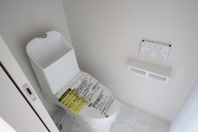 《仲介手数料無料》緑区大字三室7207-2新築一戸建てのトイレ|撮影日 2024年8月26日 12:20 晴れ