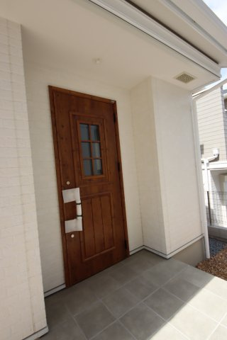 《仲介手数料無料》緑区大字三室7207-2新築一戸建ての玄関|撮影日 2024年8月26日 12:20 晴れ