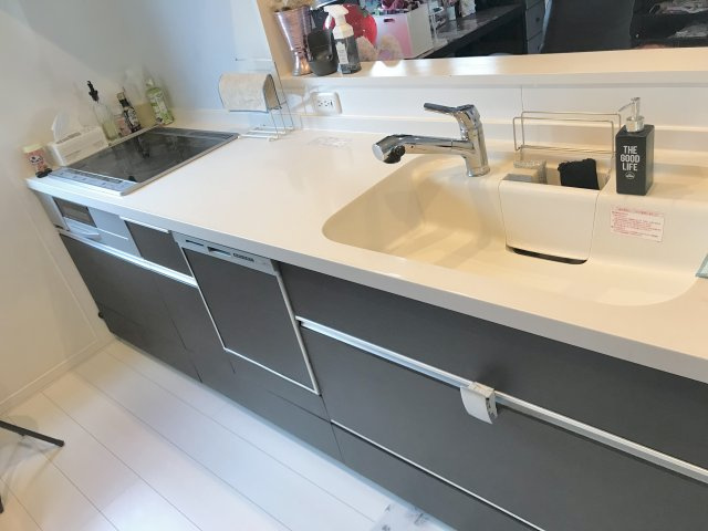 堀川町　「家は品質！」当社施工の中古住宅　2015年築　4LDKのキッチン|人造大理石キレイシンク　IH+ラジエント　食洗器　H850㎜