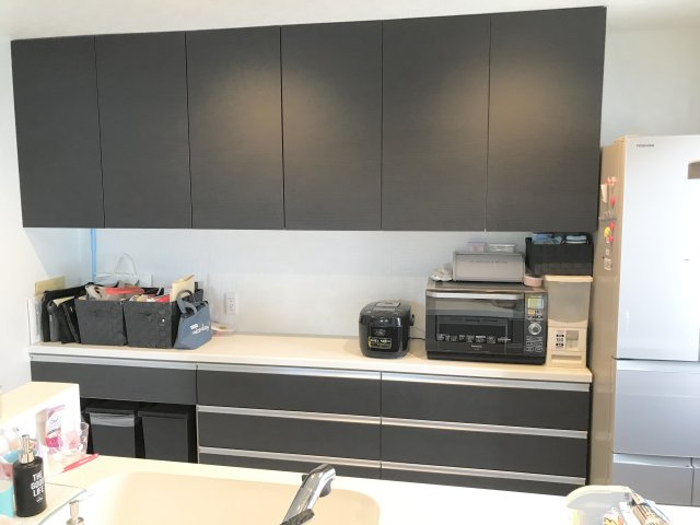 堀川町　「家は品質！」当社施工の中古住宅　2015年築　4LDKのその他|背面キャビネット　扉キャッチ機構付き　地震時も安心です