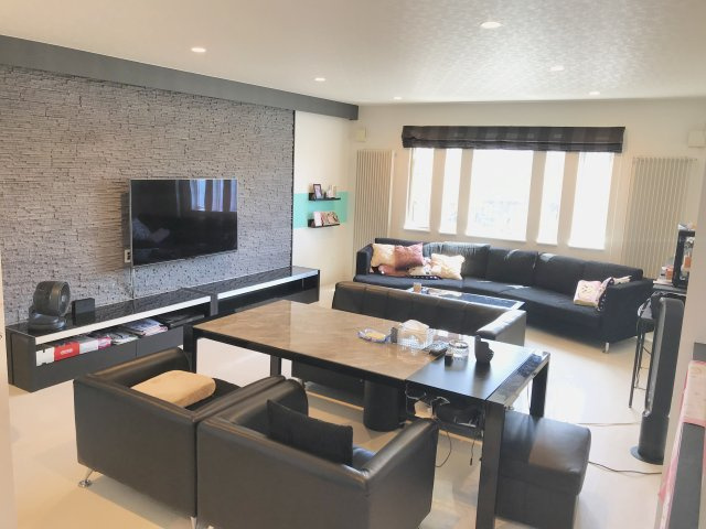 堀川町　「家は品質！」当社施工の中古住宅　2015年築　4LDKの居間・リビング|17.5帖の広いリビング　おしゃれな壁掛けTV