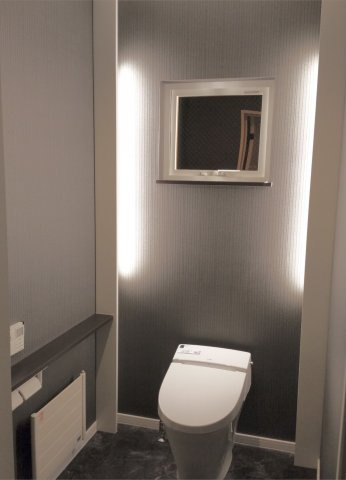 堀川町　「家は品質！」当社施工の中古住宅　2015年築　4LDKのトイレ|トイレは壁付け手洗い+カウンター付き