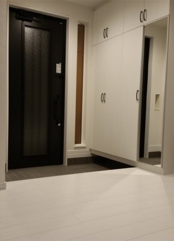 堀川町　「家は品質！」当社施工の中古住宅　2015年築　4LDKの玄関|シューズボックスと断熱玄関ドア