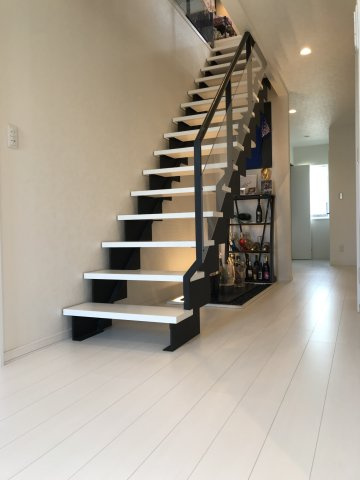 堀川町　「家は品質！」当社施工の中古住宅　2015年築　4LDKの玄関|玄関ホールからのサラシ階段