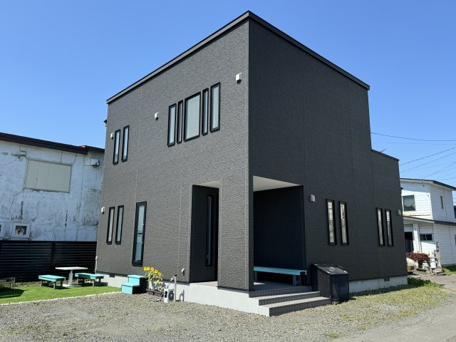 堀川町　「家は品質！」当社施工の中古住宅　2015年築　4LDKの外観|シックでおしゃれな外観です。