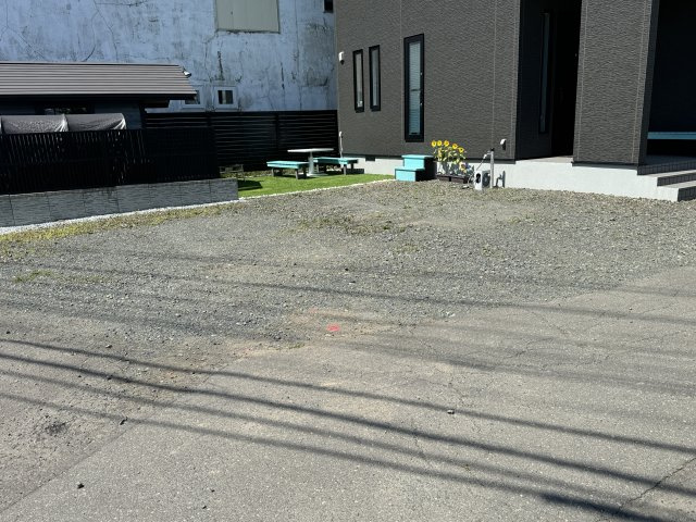 堀川町　「家は品質！」当社施工の中古住宅　2015年築　4LDKの駐車場|砂利敷　駐車場　２台分