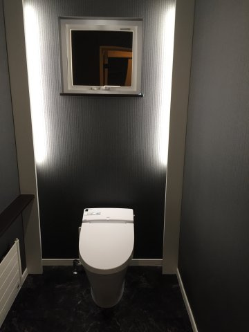 堀川町　「家は品質！」当社施工の中古住宅　2015年築　4LDKのトイレ|お洒落な間接風照明　新築時