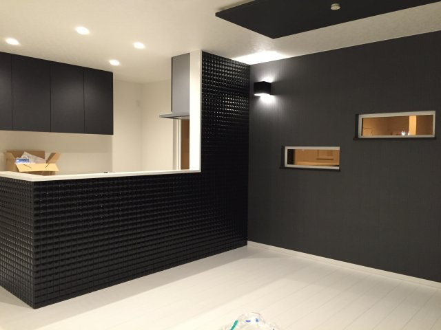 堀川町　「家は品質！」当社施工の中古住宅　2015年築　4LDKのダイニング|キッチン背面とダイニング　新築時