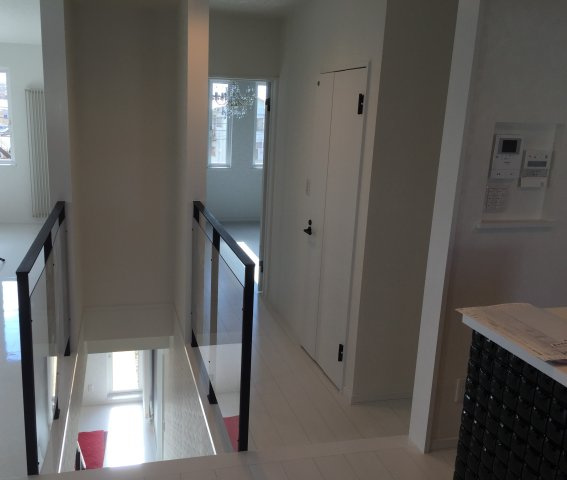 堀川町　「家は品質！」当社施工の中古住宅　2015年築　4LDKのダイニング|ダイニングから階段方向　新築時