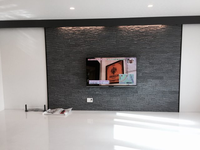 堀川町　「家は品質！」当社施工の中古住宅　2015年築　4LDKの居間・リビング|リビングの壁掛けTVと間接照明