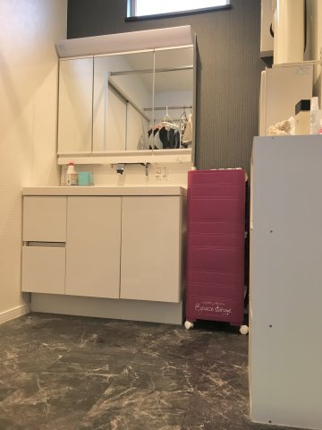 堀川町　「家は品質！」当社施工の中古住宅　2015年築　4LDKの洗面所|洗面化粧台はワイドな1000㎜幅。手間なし排水溝