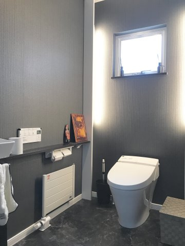 堀川町　「家は品質！」当社施工の中古住宅　2015年築　4LDKのトイレ|2F　タンクレス　サティスSタイプトイレ
