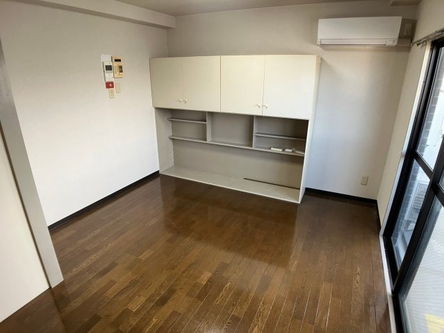 ロフティ岡田の洋室