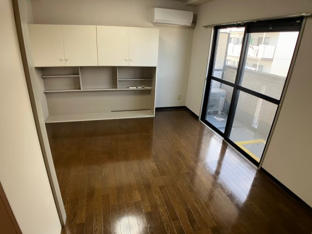 ロフティ岡田の洋室